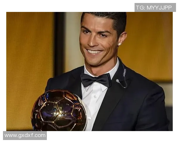 足球明星在水果海洋中尽情享受健康生活的奇妙时刻